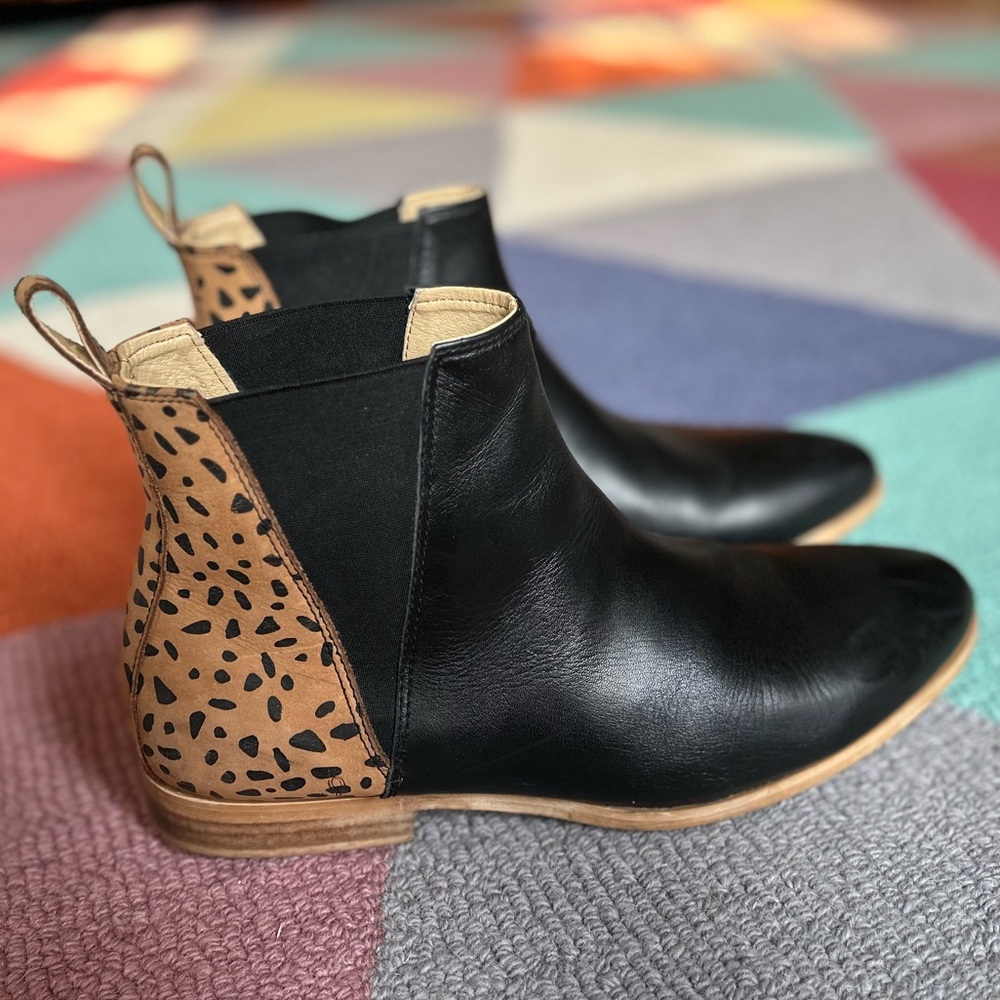 Sseko Chelsea V Boot in Black & Fauna Print - Women Sz 11 - EUC